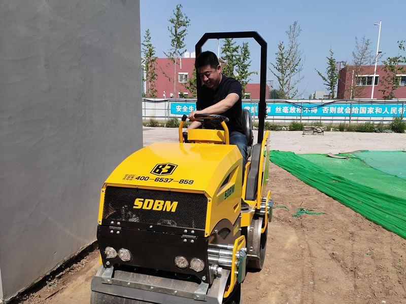座駕振動壓路機(jī)在惡劣環(huán)境下如何工作？