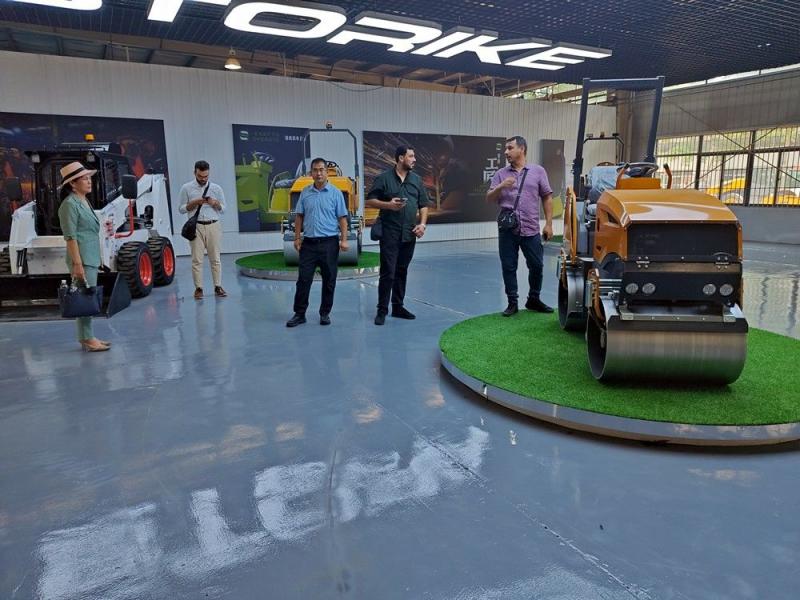 國外客戶來我廠參觀考察小型壓路機(jī)，并達(dá)成合作意向