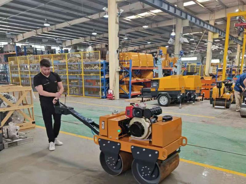 國外客戶來我廠參觀考察小型壓路機(jī)、移動照明車等產(chǎn)品