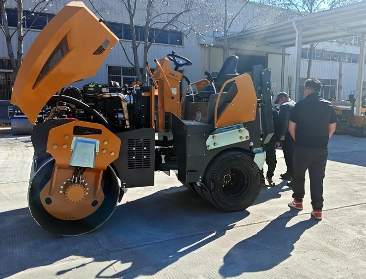 3月18日，哈薩克斯坦客戶來廠體驗考察5噸膠輪壓路機